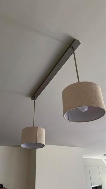 Twee beige hanglampen beschikbaar voor biedingen
