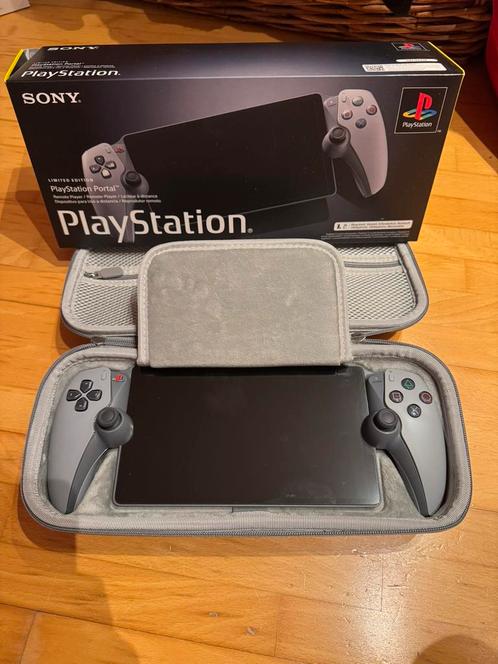 Playstation Portal 30th anniversary limited edition, Games en Spelcomputers, Spelcomputers | Sony Consoles | Accessoires, Zo goed als nieuw