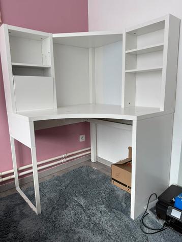 Hoekbureau tafel beschikbaar voor biedingen