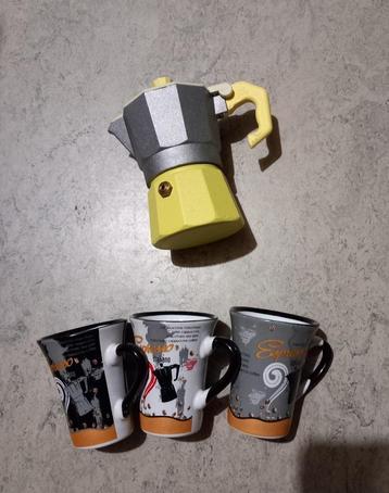 Italiaans koffiezetapparaat en 3 mooie kopjes ️ beschikbaar voor biedingen