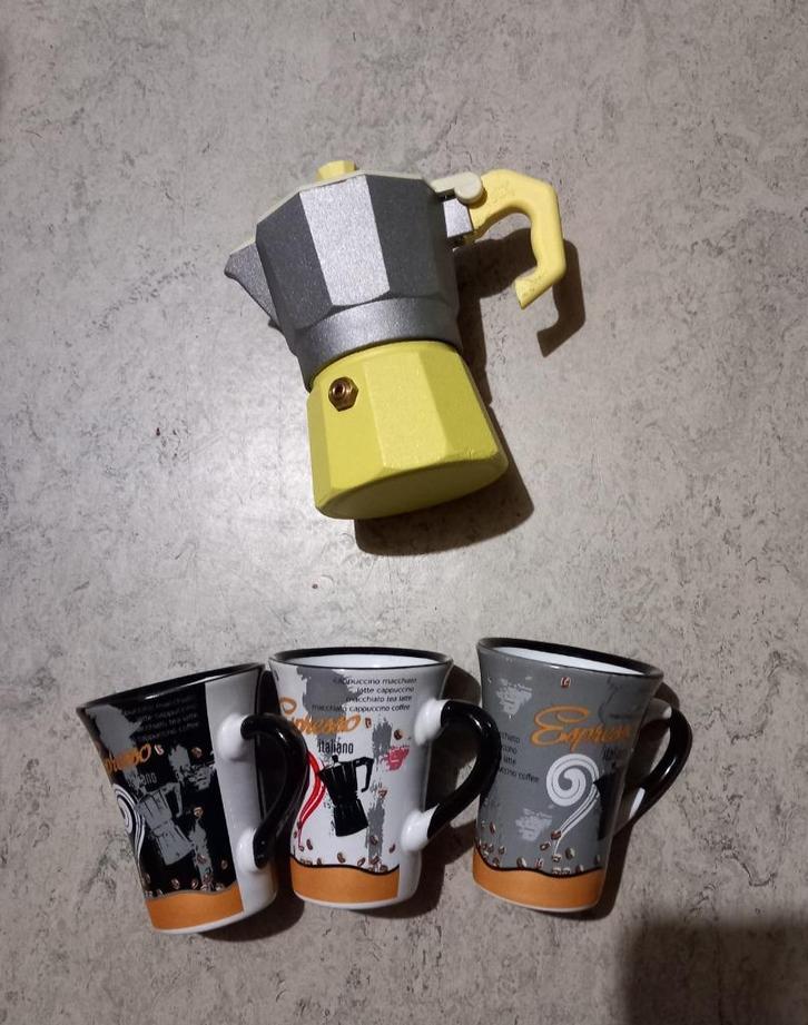 Italiaans koffiezetapparaat en 3 mooie kopjes ️, Caravans en Kamperen, Kampeeraccessoires, Nieuw, Ophalen