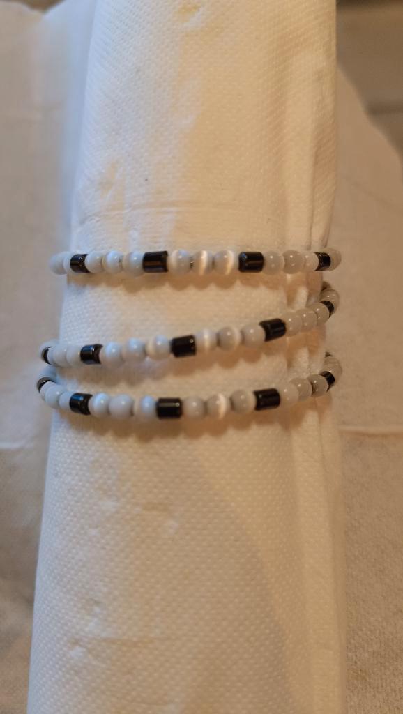 Bracelet de perles blanches et grises.  🤩, Bijoux, Sacs & Beauté, Bracelets, Comme neuf, Synthétique ou Plastique, Blanc, Avec bracelets à breloques ou perles