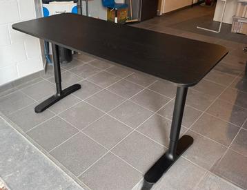 Zwart houten bureau beschikbaar voor biedingen