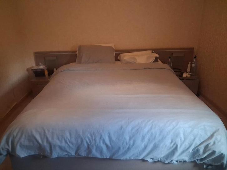Tweepersoonsbed met 2 eenpersoonsmatrassen, 2 nachtkastjes e, Huis en Inrichting, Slaapkamer | Boxsprings, Zo goed als nieuw, Ophalen