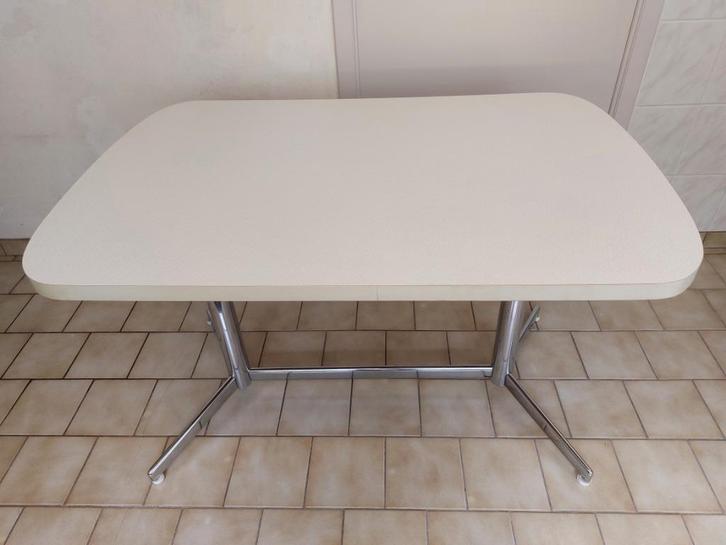 Originele vintage eettafel op chromen voet. Jaren 70., Huis en Inrichting, Tafels | Eettafels, Gebruikt, Vijf personen of meer