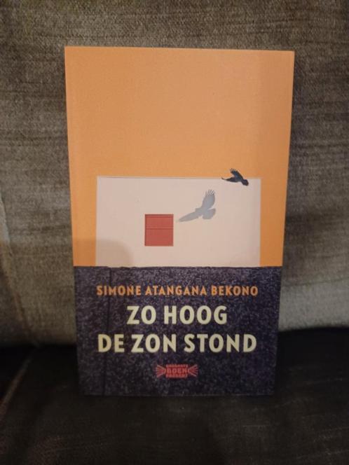 Zo hoog de zon stond   (Simone Atangana Bekono), Boeken, Literatuur, Zo goed als nieuw, Nederland, Ophalen of Verzenden