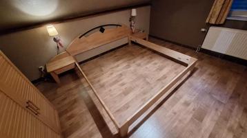 Gratis bedframe met nachtkastjes beschikbaar voor biedingen