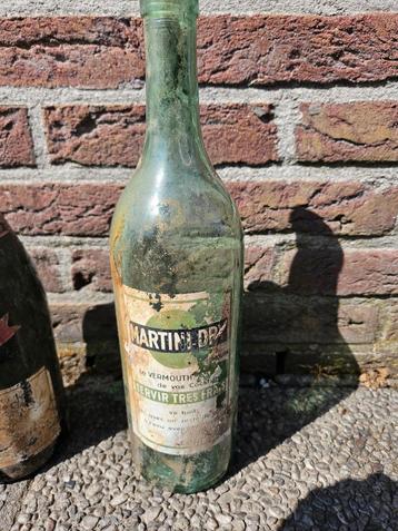 Oude fles Martini Dry beschikbaar voor biedingen