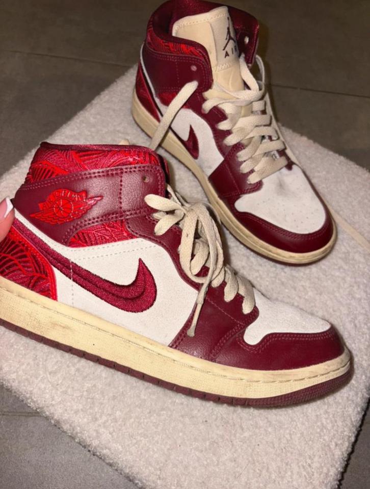 Rode Air Jordan sneakers – goede staat, Kleding | Dames, Schoenen, Zo goed als nieuw, Sneakers, Rood, Ophalen of Verzenden