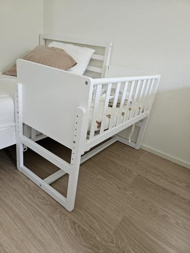 Co sleeper Petite Amelie, Kinderen en Baby's, Kinderkamer | Bedden, Zo goed als nieuw, Minder dan 140 cm, Minder dan 70 cm, Lattenbodem