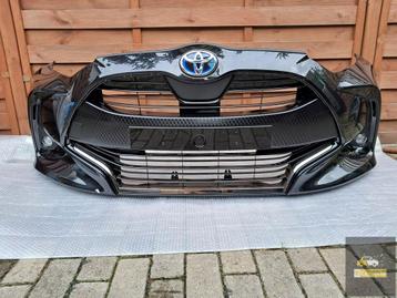 VOORBUMPER TOYOTA YARIS IV 20-24 R ZWART CHROOM - KLEUREN beschikbaar voor biedingen