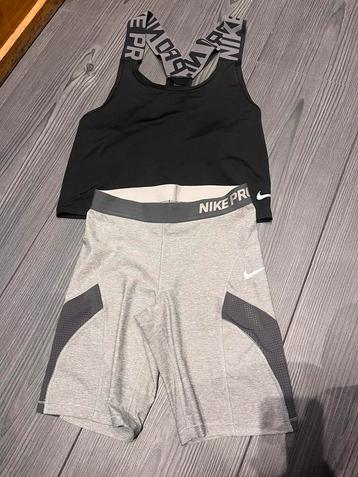 Nike pro top en short maat small beschikbaar voor biedingen