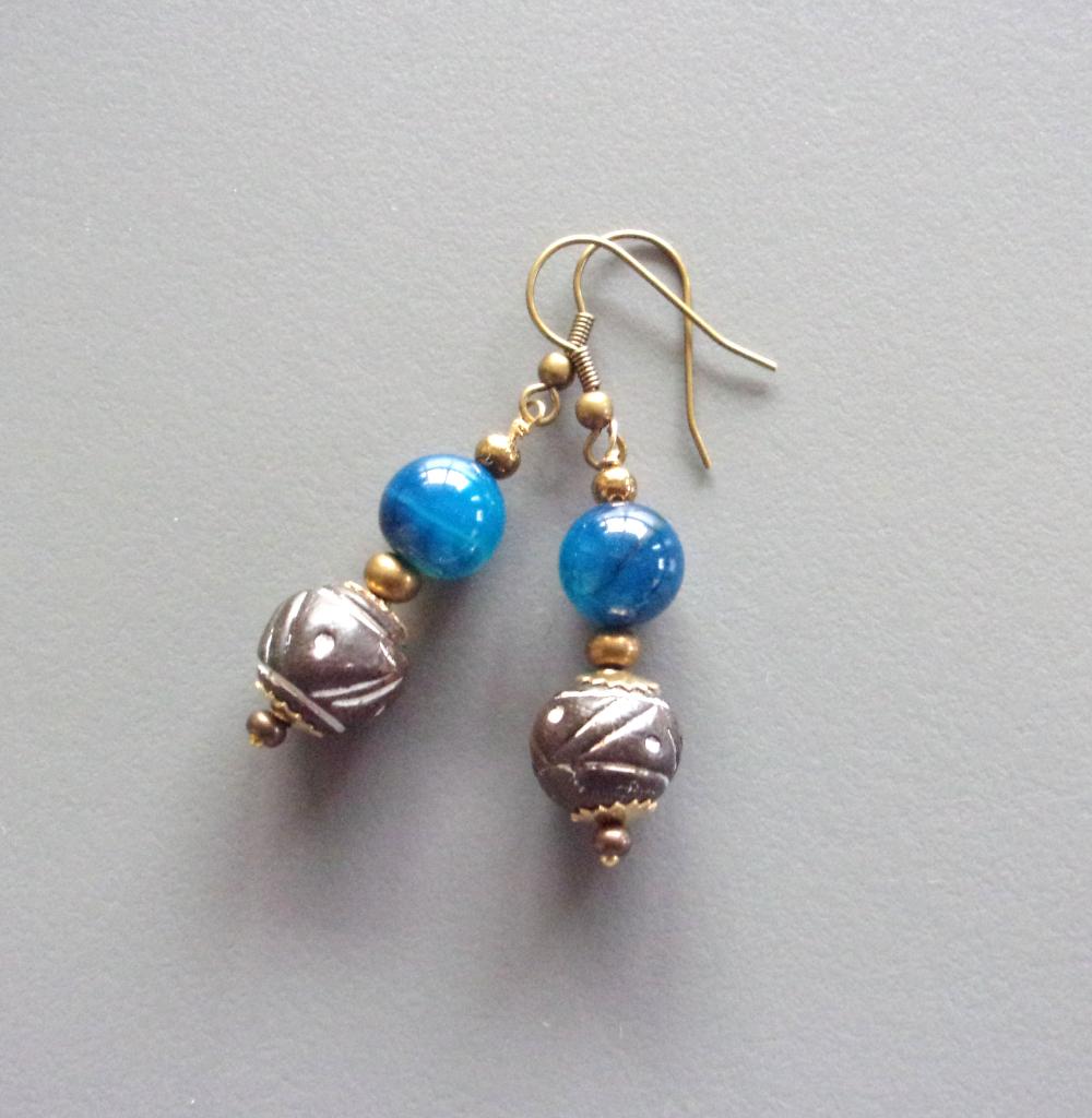 Boucles d'oreilles agates bleues et terres cuites du Sénégal, Neuf, Enlèvement ou Envoi, Bleu, Pendantes