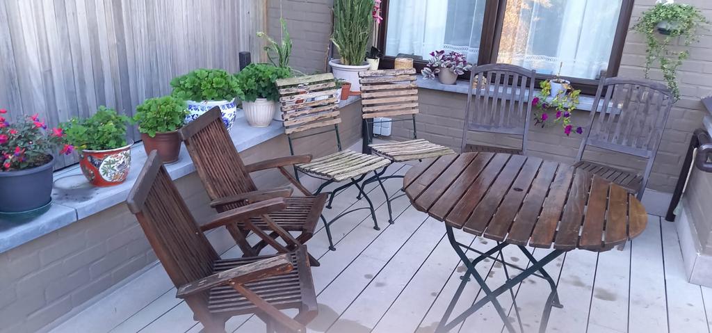 6 chaises de jardin en bois  + table+ 2 chaises en plastique, Jardin & Terrasse, Table à dinner, Salons de jardin, Enlèvement