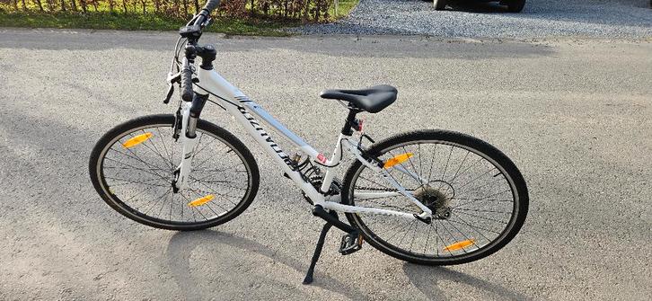 Vélo "SPECIALIZED", Vélos & Vélomoteurs, Vélos | Femmes | Vélos de sport & de randonnée, Comme neuf, Autres marques, 15 à 20 vitesses