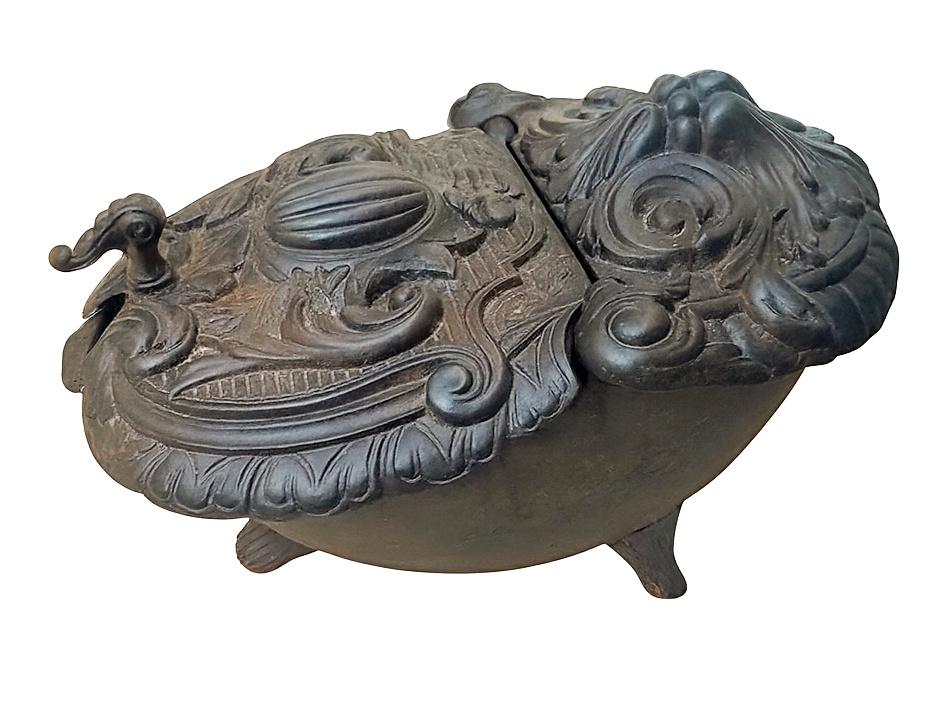 Ancien seau à charbon en fonte avec décorations., Enlèvement