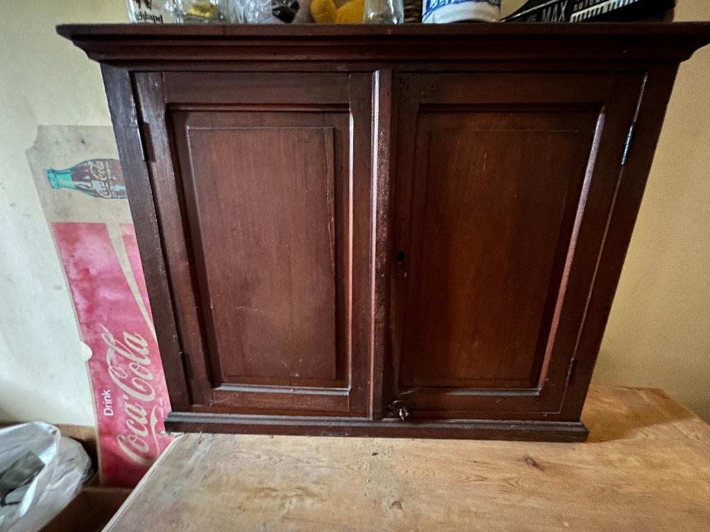 klein antiek hangkastje, Ophalen