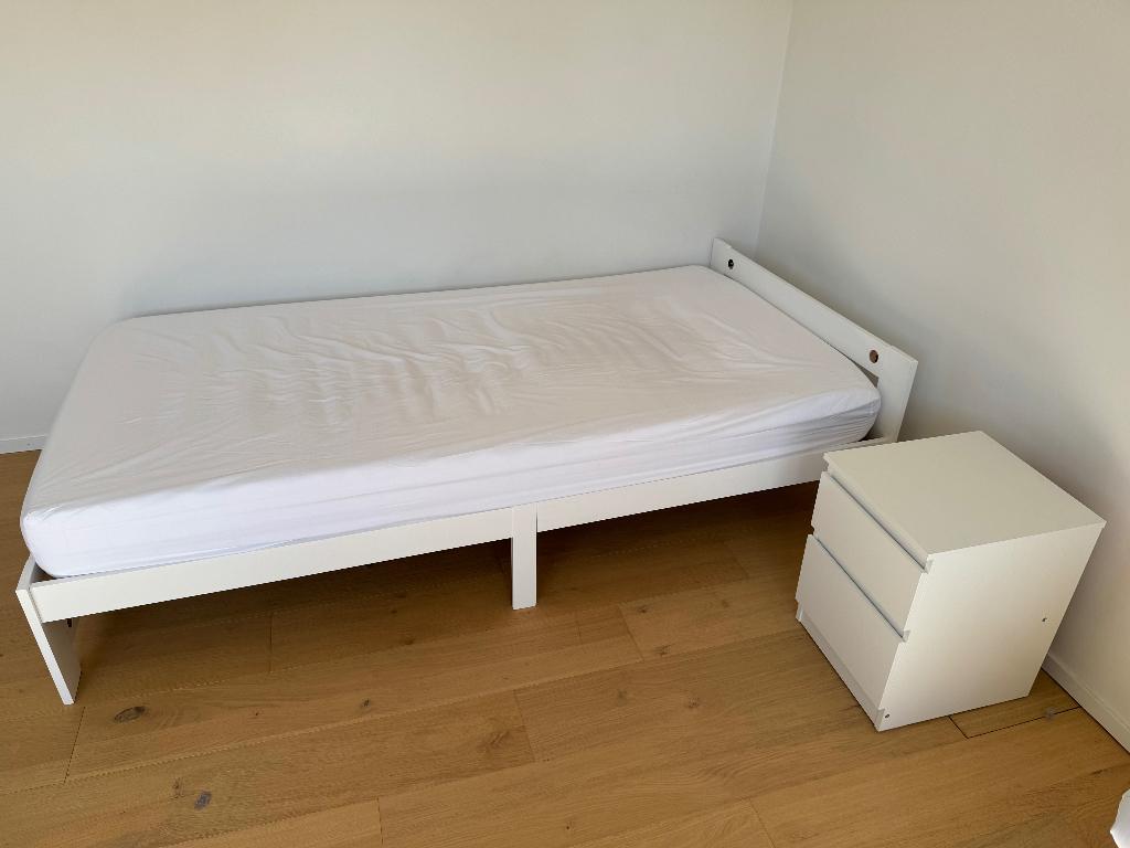 Bed and Beside Bed Table (Bedding en Nachttafel), Ophalen, Zo goed als nieuw, Wit