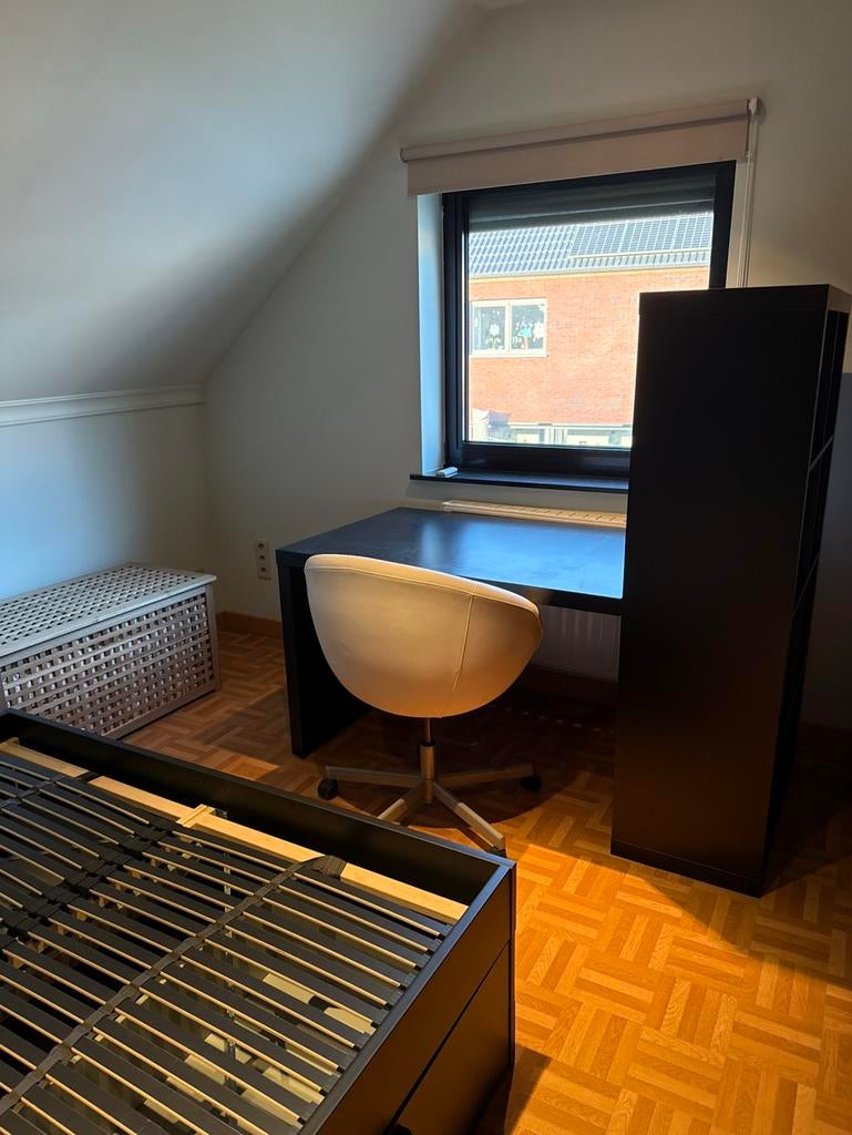 2 bureaus in zwart en lichtbruin met bijpassende boekenkast, Huis en Inrichting, Ophalen, Gebruikt