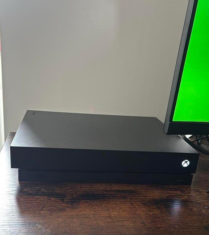 XBOX One X 1TB, Computers en Software, Monitoren, Ophalen, Zo goed als nieuw