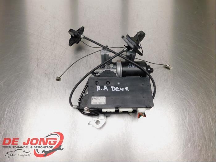 Moteur porte coulissante droite d'un Mazda 5, Autos : Pièces & Accessoires, Carrosserie & Tôlerie, Mazda, Utilisé, 3 mois de garantie