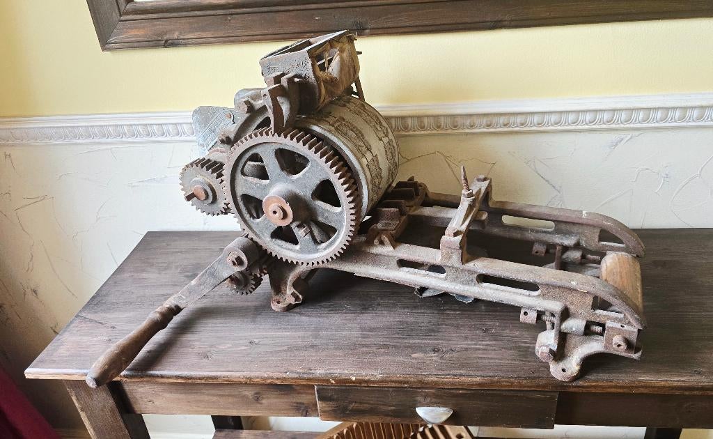 Antieke speculaaspers van gietijzer met hendel, Ophalen