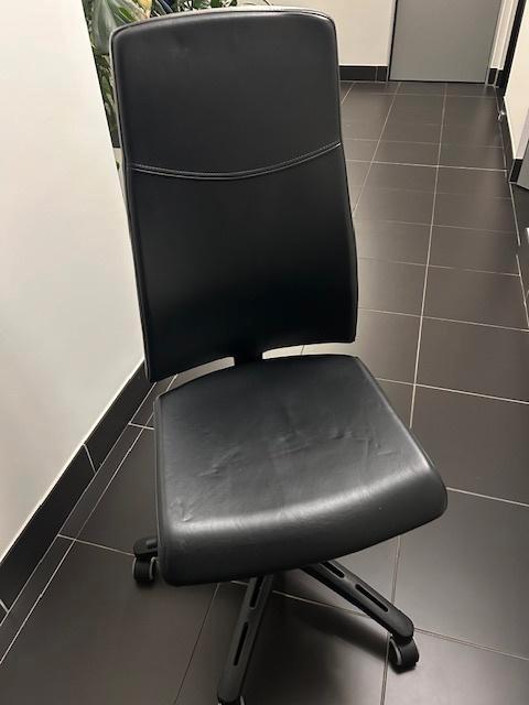 VOLMAR IKEA Roterende lichte bureaustoel - leder zwart, Maison & Meubles, Chaises de bureau, Utilisé, Chaise de bureau, Noir, Enlèvement