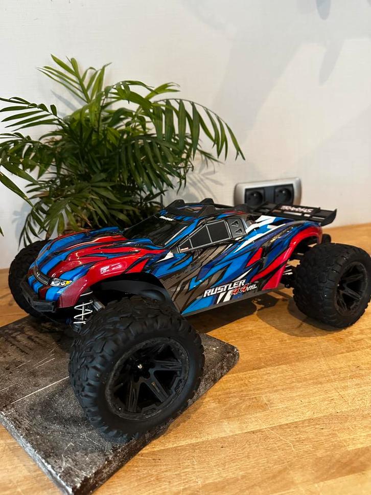 Traxxas Rustler 4x4 amélioré + pièces de rechange, Hobby & Loisirs créatifs, Modélisme | Voitures & Véhicules, Comme neuf, Voiture