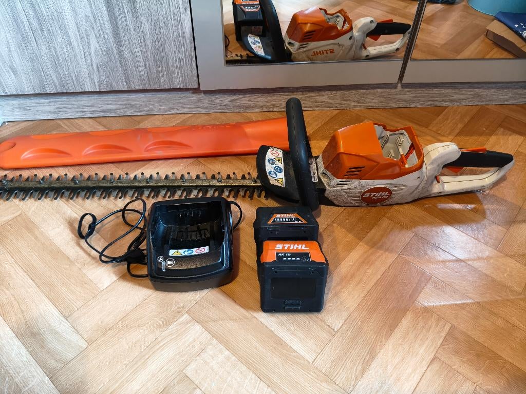 Taille haie Stihl HSA 60, avec 2 AK 10 et AL 101, Enlèvement, Utilisé, Batterie, Stihl