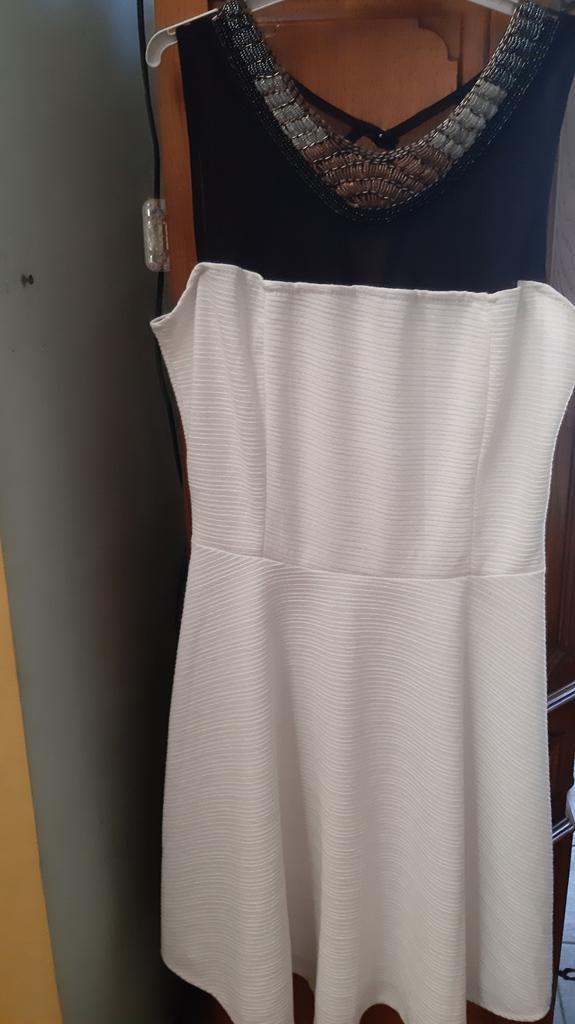 Chic en feestelijke cocktailjurk ecru zwart XS, Kleding | Dames, Gelegenheidskleding, Cocktailjurk, Zwart, Ophalen of Verzenden