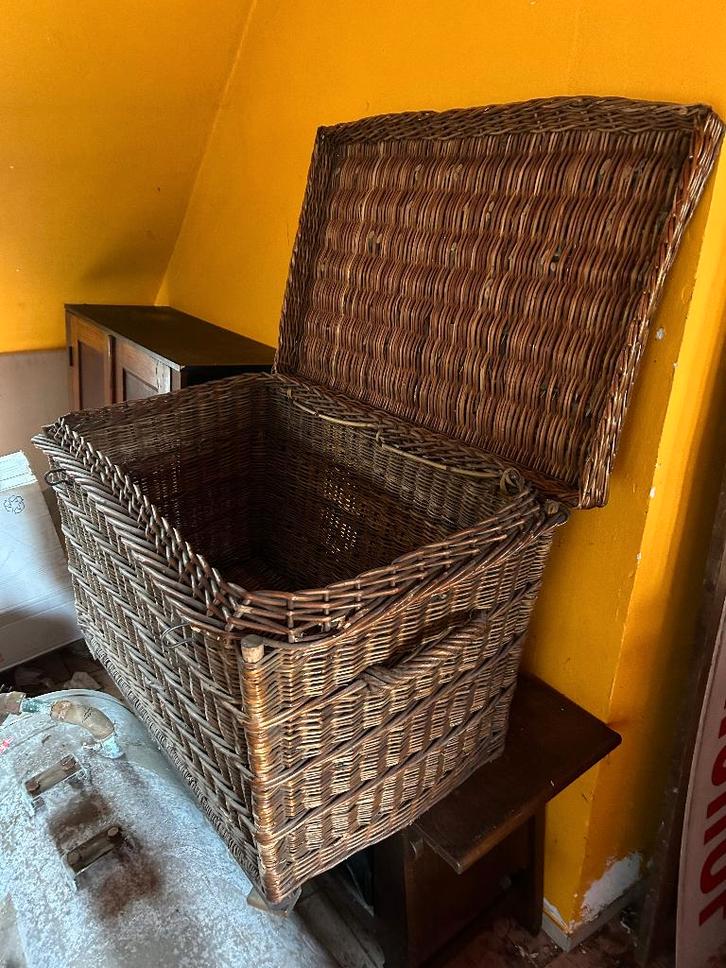 Grote rieten rechthoekige mand met deksel, Huis en Inrichting, Woonaccessoires | Kisten, Ophalen