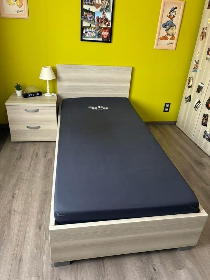 Eénpersoonsbed 90x200cm + bijhorend nachtkastje, 90 cm, Enlèvement, 200 cm, Bois