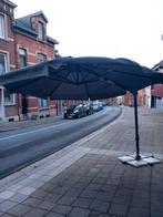 Parasol avec les poids au pied