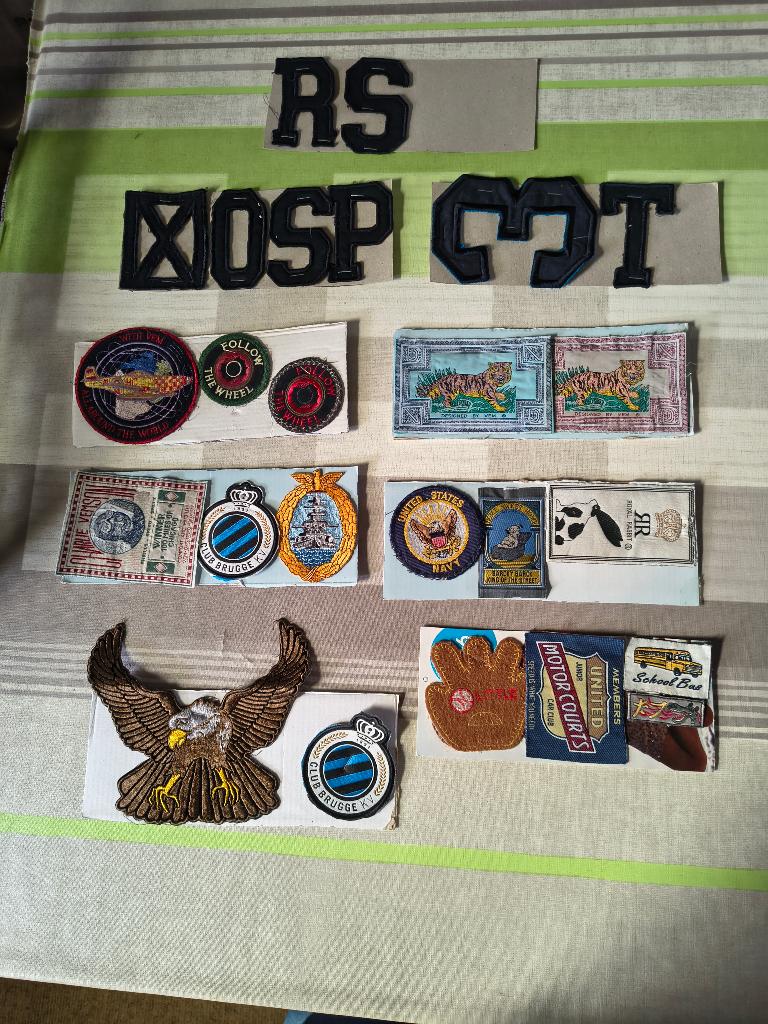lot van stoffen schildjes badges textiel allerlei zie foto's, Verzamelen, Ophalen of Verzenden