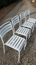 Chaises métalliques, Enlèvement