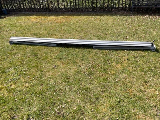 2 identieke zonneluifels, omkasting en knik-armen, Tuin en Terras, Zonneschermen, Ophalen