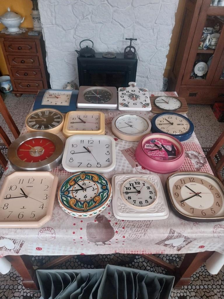 Divers horloges,de matières différentes,toutesfonctionnent, Enlèvement