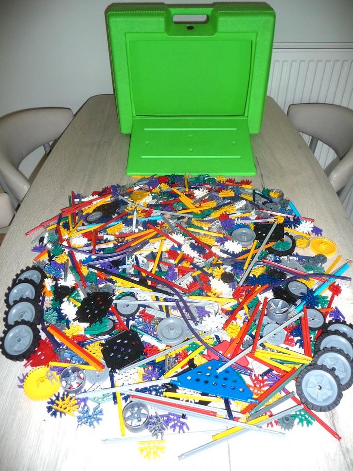 Très grande valise K'NEX remplie de pièces (> 3 400 kg), Enfants & Bébés, Jouets | Éducatifs & Créatifs, Comme neuf, Bricolage