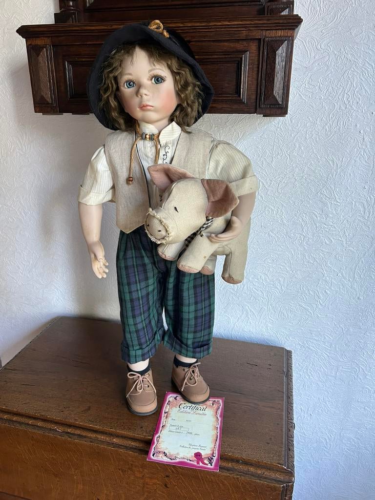 Porseleinen pop 64cm + certificaat ‘Les Poupées Carine’, Collections, Poupées, Comme neuf, Poupée, Enlèvement