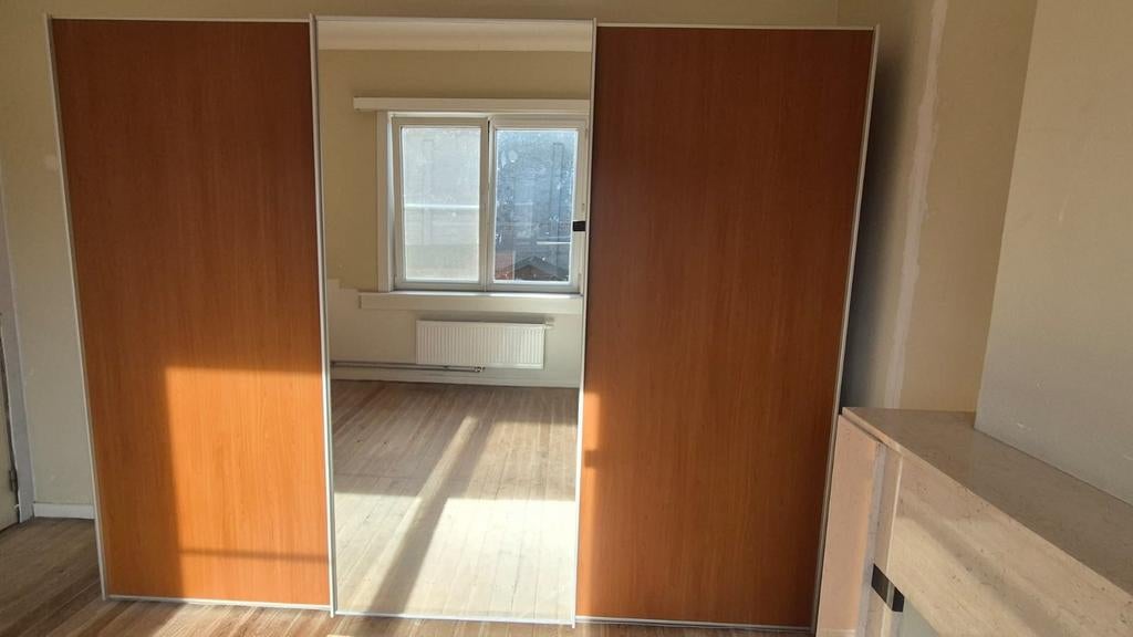 Houtkleurige driedelige schuifdeurkast met centrale spiegel, Huis en Inrichting, Ophalen