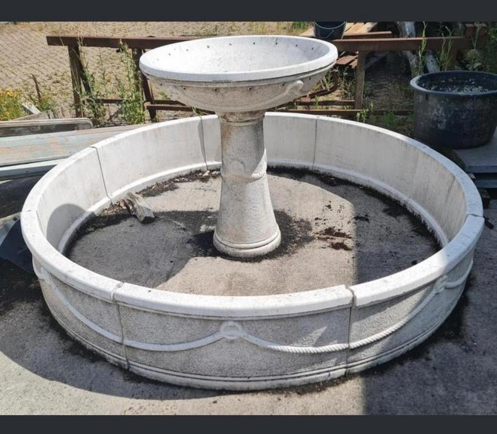 Decoratieve betonnen fontein met waterbak, Tuin en Terras, Ophalen, Beton, Fontein
