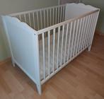 Babybed + matras + matrasbeschermer + 2 hoeslakens, Kinderen en Baby's, Ophalen, Zo goed als nieuw, Matras
