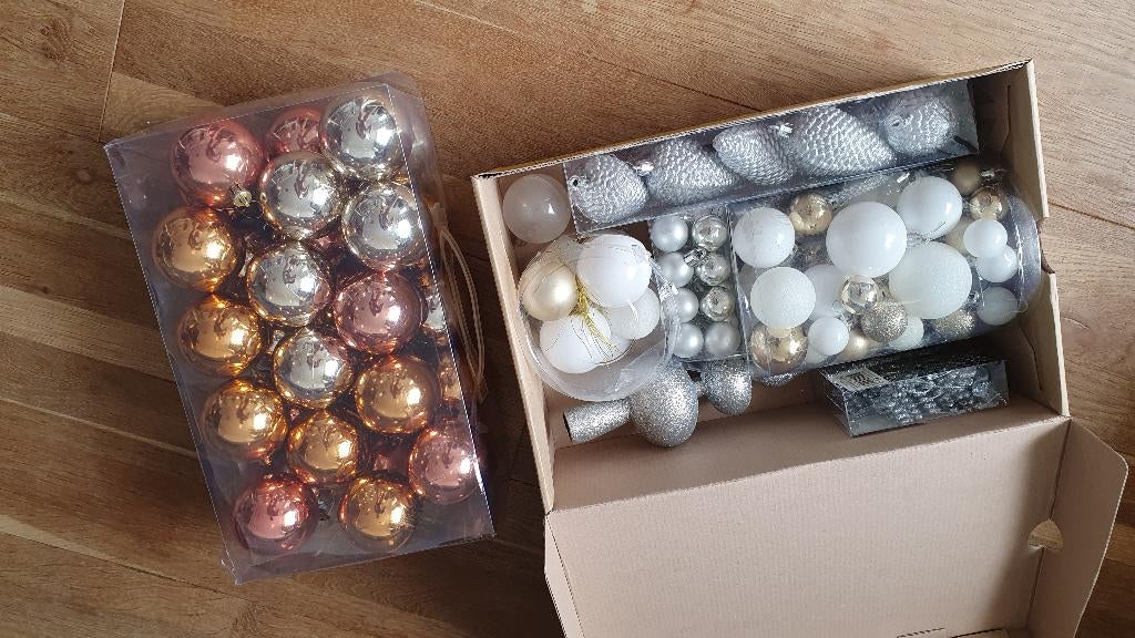 kerstversieringen. 110 stuks - christmas decos, Diversen, Kerst, Zo goed als nieuw, Ophalen