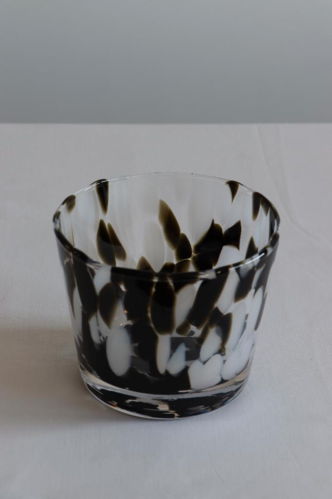 Pot Zebra Confetti pour plantes de taille moyenne, Maison & Meubles, Accessoires pour la Maison | Vases, Comme neuf, Noir, Moins de 50 cm