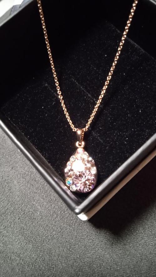 Fijne ketting met een hangertje versierd met steentjes, Handtassen en Accessoires, Kettingen, Nieuw, Overige materialen, Goud