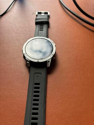 Garmin Fenix 7 reconditionnée août 2025 - échange possible, Bijoux, Sacs & Beauté, Enlèvement ou Envoi, État, Comme neuf