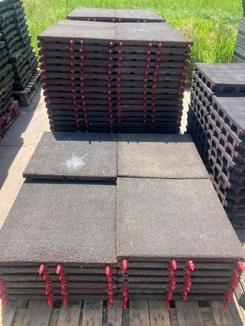 138 vochtdoorlatende rubberen matten 50x50x4,5cm beschikbaar voor biedingen