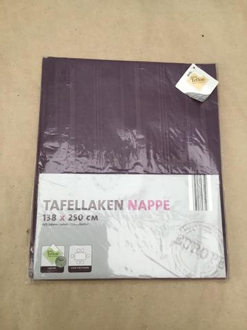 Nieuw tafelkleed paars Dupont Teflon 138 cm x 250 cm beschikbaar voor biedingen