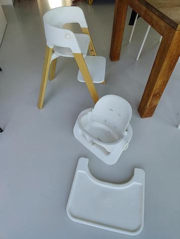 Stokke Step stoel met baby set en tafel beschikbaar voor biedingen
