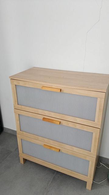 Houten ladekast met modern design beschikbaar voor biedingen